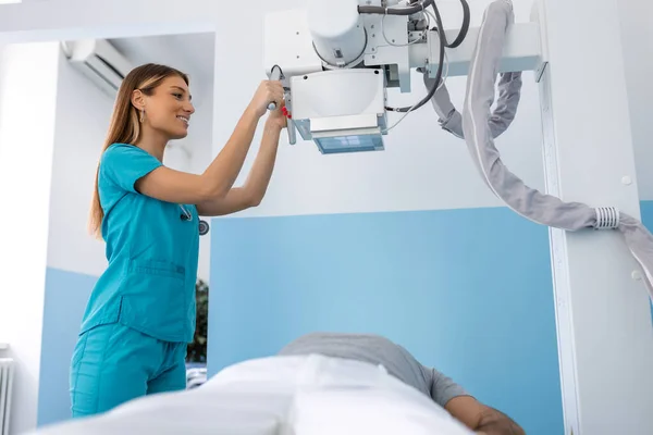 Doktor Klinikteki Röntgen Cihazına Bakıyor Kadın Doktor Makineyi Hastanın Röntgenini — Stok fotoğraf
