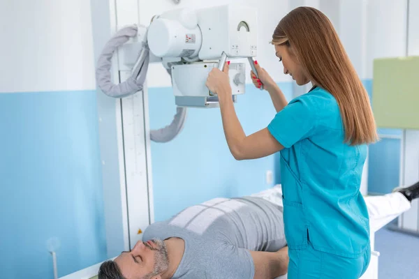 Doctora Pone Máquina Rayos Sobre Paciente Radiólogo Paciente Una Sala — Foto de Stock