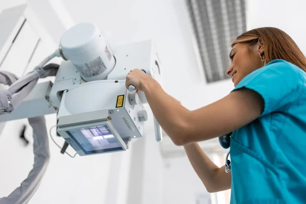 Doktor Klinikteki Röntgen Cihazına Bakıyor Kadın Doktor Makineyi Hastanın Röntgenini — Stok fotoğraf