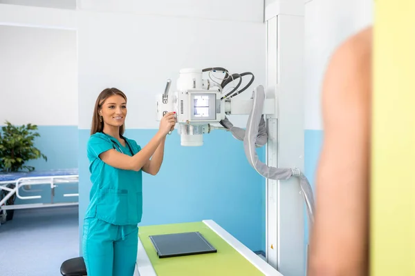 Hastanede Ray Makinesi Onu Tararken Duvarın Karşısında Duran Adam Kırıklar — Stok fotoğraf