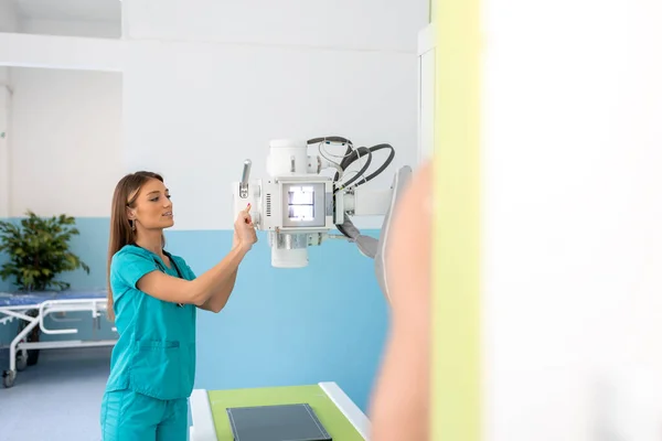Hastane Radyoloji Odası Erkek Ray Makinesinin Yanında Dikilirken Kadın Doktor — Stok fotoğraf