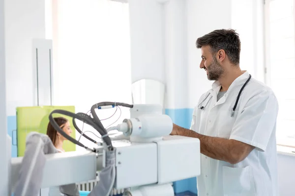 Radyolog Makineyi Kadın Hastaya Röntgen Için Ayarlıyor Radyolog Hasta Röntgen — Stok fotoğraf