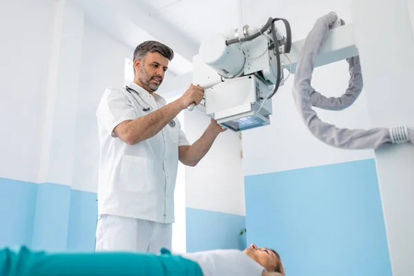 Röntgen Odasında Genç Bir Kadın Hasta Olan Çok Irklı Radyologlar — Stok fotoğraf
