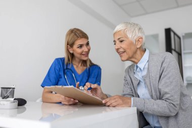 Sağlık ve tıbbi konsept. Hastanedeki hastanın doktoru. Ofiste çalışan ve hastayı dinleyen doktor semptomlarını, sağlık hizmetlerini ve yardım kavramlarını açıklıyor.