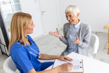 Sağlık ve tıbbi konsept. Hastanedeki hastanın doktoru. Ofiste çalışan ve hastayı dinleyen doktor semptomlarını, sağlık hizmetlerini ve yardım konseptini açıklıyor.