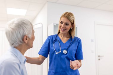 İyi haberler, tablet ve sağlık, tavsiye ve rapor için sonuçları olan kıdemli kadın, doktor ve yaşlı hasta. Mutlu sıhhiye, gülümsemeli, teknolojili ya da hastanede destekli pano