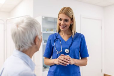 İyi haberler, tablet ve sağlık, tavsiye ve rapor için sonuçları olan kıdemli kadın, doktor ve yaşlı hasta. Mutlu sıhhiye, gülümsemeli, teknolojili ya da hastanede destekli pano