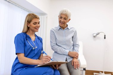 İyi haberler, tablet ve sağlık, tavsiye ve rapor için sonuçları olan kıdemli kadın, doktor ve yaşlı hasta. Mutlu sıhhiye, gülümsemeli, teknolojili ya da hastanede destekli pano