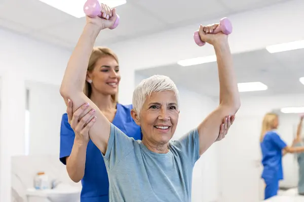 Oudere Vrouw Doet Fysiotherapie Met Steun Van Fysiotherapeuten Oudere Vrouw Stockfoto