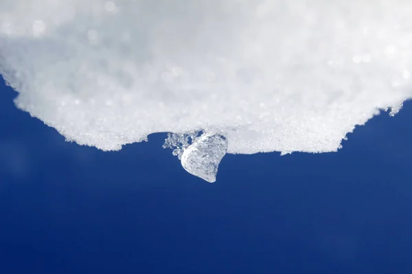 蓝色背景下的白雪 — 图库照片