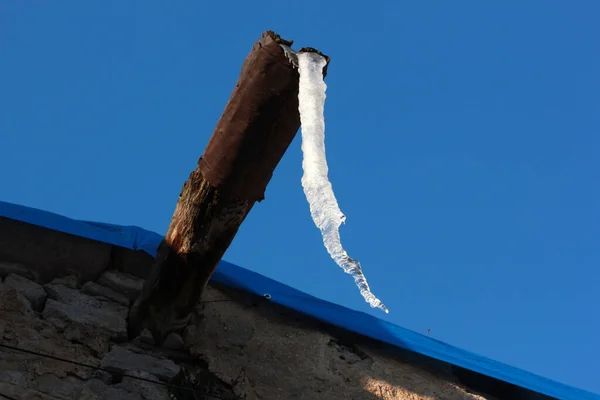 Großer Eiszapfen Ende Der Dachrinne — Stockfoto