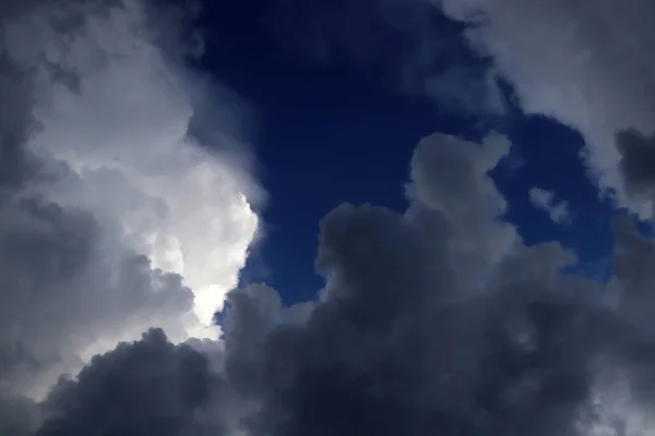 Formazione Nuvole Sul Cielo Blu — Foto Stock