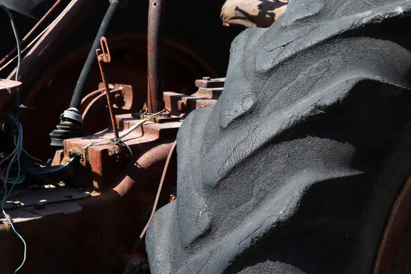 Terk Edilmiş Eski Bir Traktörü Kapatın — Stok fotoğraf