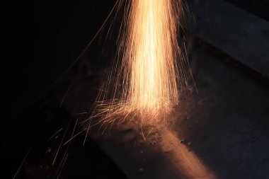 Kaynağından uçan kıvılcımlar