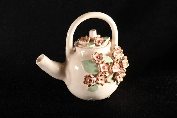 Teekanne Aus Keramik Oder Porzellan Studioaufnahme Mit Schwarzem Hintergrund — Stockfoto
