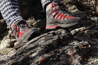 Doğada bir kayanın üzerinde yürüyen kadın.