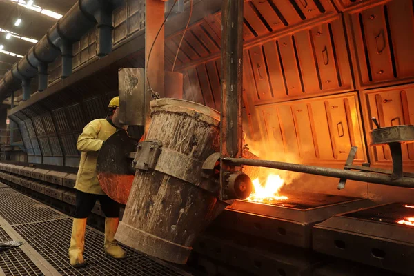 Trabalhos Indústria Metalúrgica Vazamento Metal Fundido — Fotografia de Stock