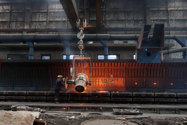 Przemysł Metalurgiczny Wylewanie Stopionego Metalu — Zdjęcie stockowe