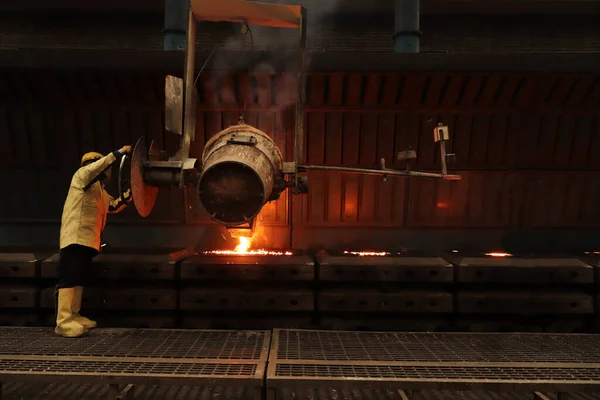 Trabalhos Indústria Metalúrgica Vazamento Metal Fundido — Fotografia de Stock