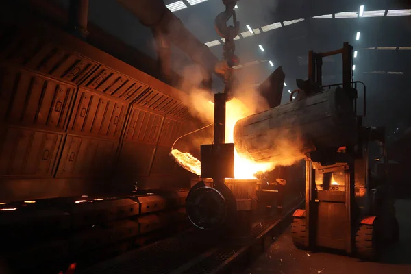 Metal Industry Work Pouring Molten Metal — Stock Photo, Image