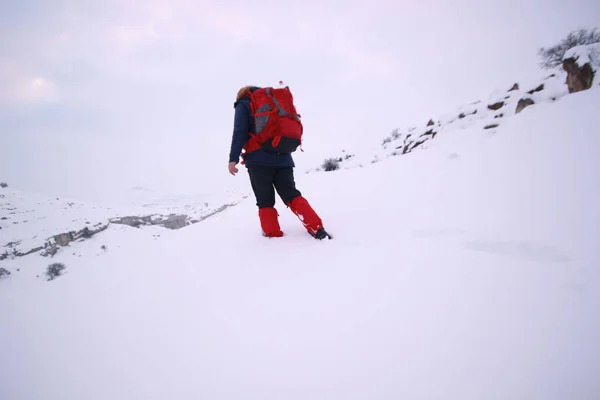 Alpiniste Femme Randonnée Sur Neige — Photo