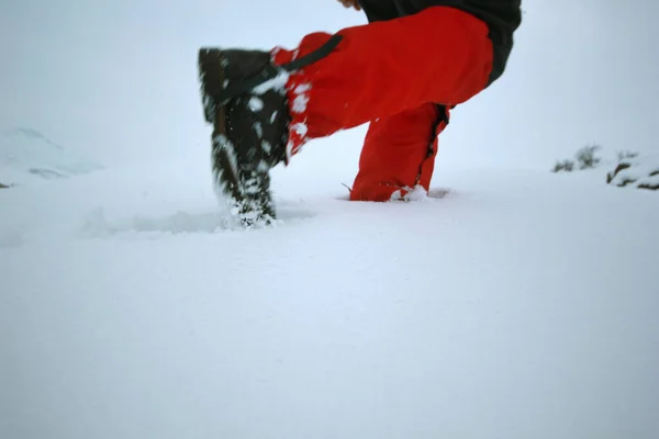 登山家の女性が雪の上を — ストック写真