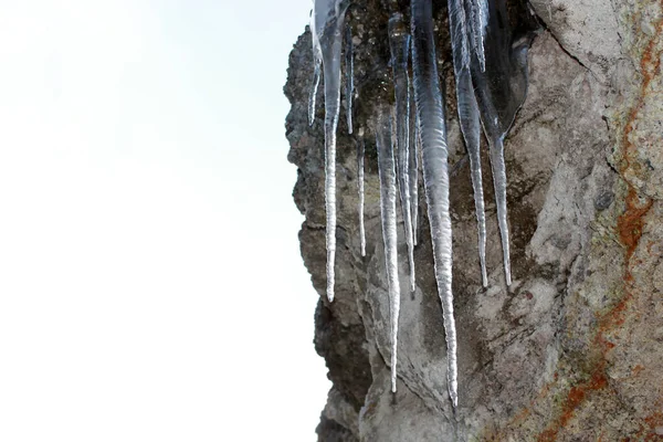 挂在岩石上的冰柱 — 图库照片