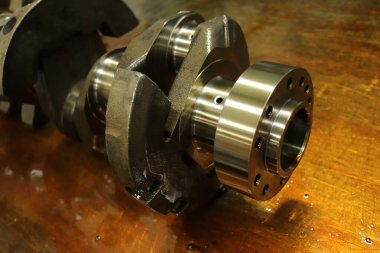 Yeni krank mili. Araç yedek parçası.