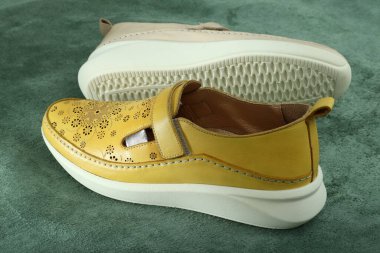 Rahat deri kadın ayakkabıları. Düz taban.