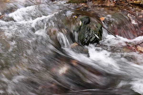 Közeli Kép Egy Gyönyörű Vízfolyásról Amely Egy Keskeny Úton Folyik — Stock Fotó