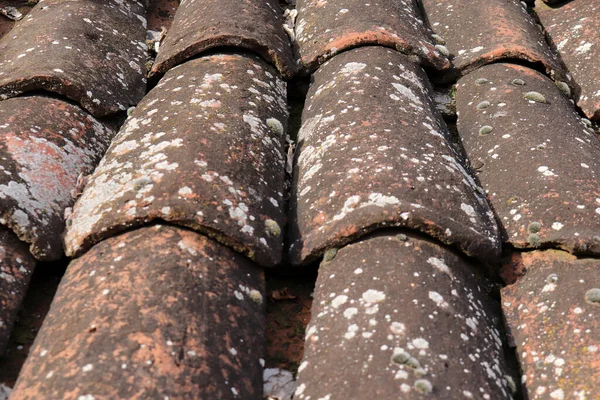 Ziegel Auf Dem Dach Eines Alten Dorfhauses — Stockfoto