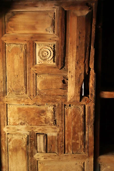 Διακοσμητικά Αντίκες Περίτεχνα Ξύλινη Πόρτα — Φωτογραφία Αρχείου