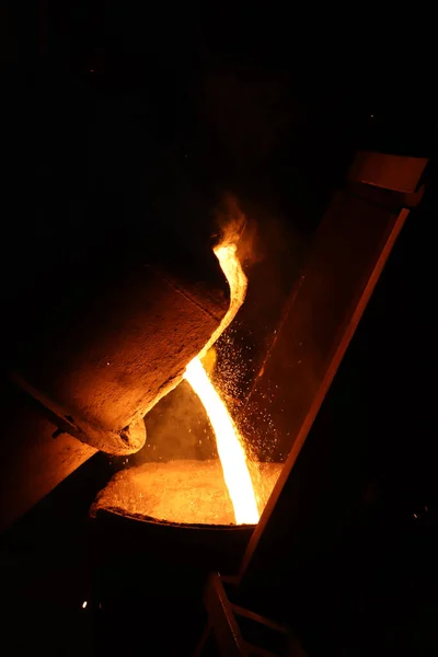 Vazamento Metal Fundido Trabalho Indústria Metalúrgica — Fotografia de Stock
