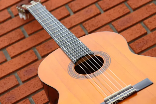 Gitara Akustyczna Przed Murem Cegły — Zdjęcie stockowe