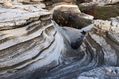 Suyun akışı kayayı aşındırdı.