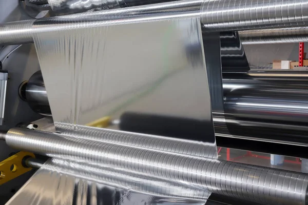 공장에서의 기계에 포장을 알루미늄 — 스톡 사진