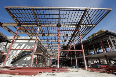 İnşaat halindeki yeni bir fabrikanın çelik iskeleti.