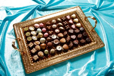 Hediye çikolata tepsisi. Tatlı arkaplan. 