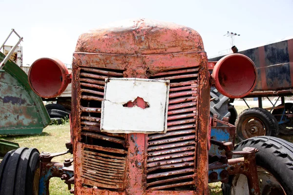 Viejo Tractor Oxidado Campo — Foto de Stock