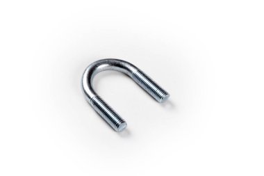 Beyaz arka planda çelik vidalar