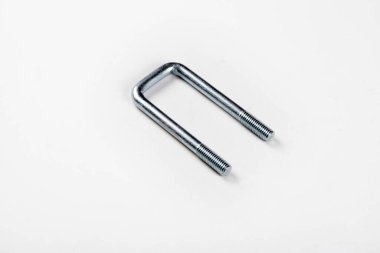 Beyaz arka planda çelik vidalar