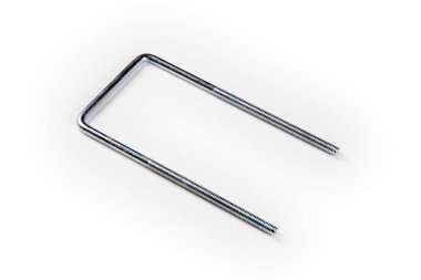 Beyaz arka planda çelik vidalar