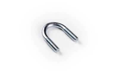 Beyaz arka planda çelik vidalar