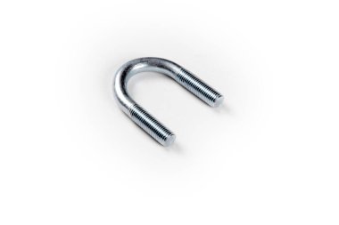 Beyaz arka planda çelik vidalar