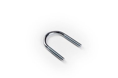 Beyaz arka planda çelik vidalar