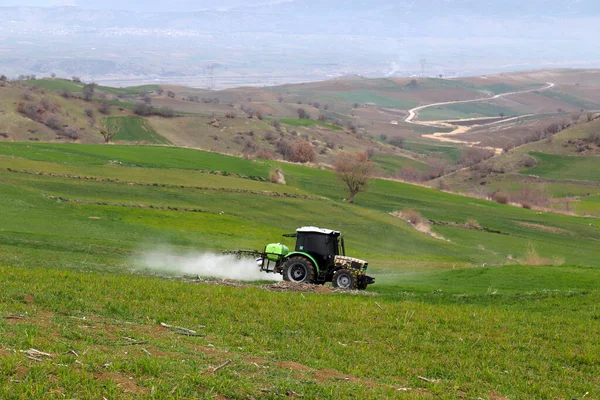 畑のトラクターで農家の噴霧 — ストック写真