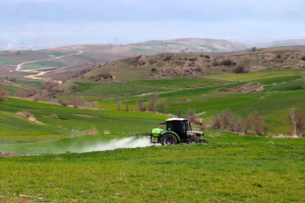 Farmer Spraying Tractor Field — Stock Photo, Image