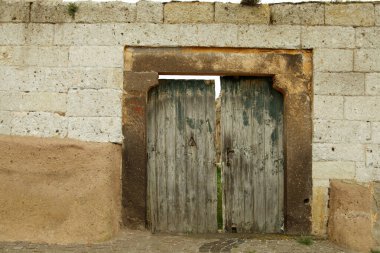 Eski ahşap bahçe kapısı..