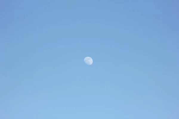 Witte Maan Overdag Blauwe Heldere Hemel — Stockfoto