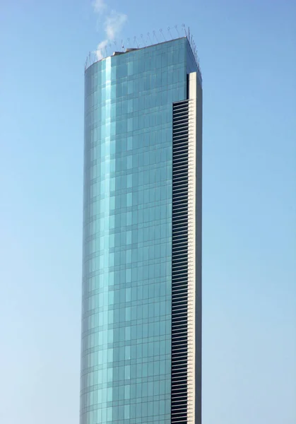 Висотна Будівля Синім Скляним Фасадом Фоні Блакитного Неба Багатоповерхова Офісна — стокове фото